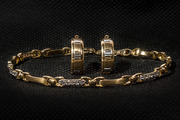 женский золотой браслет с фианитами и золотые серьги комплект